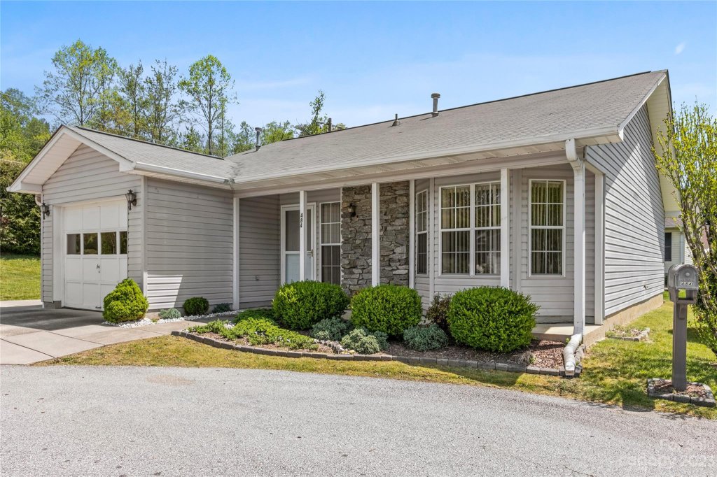 484 N Woodfield Court