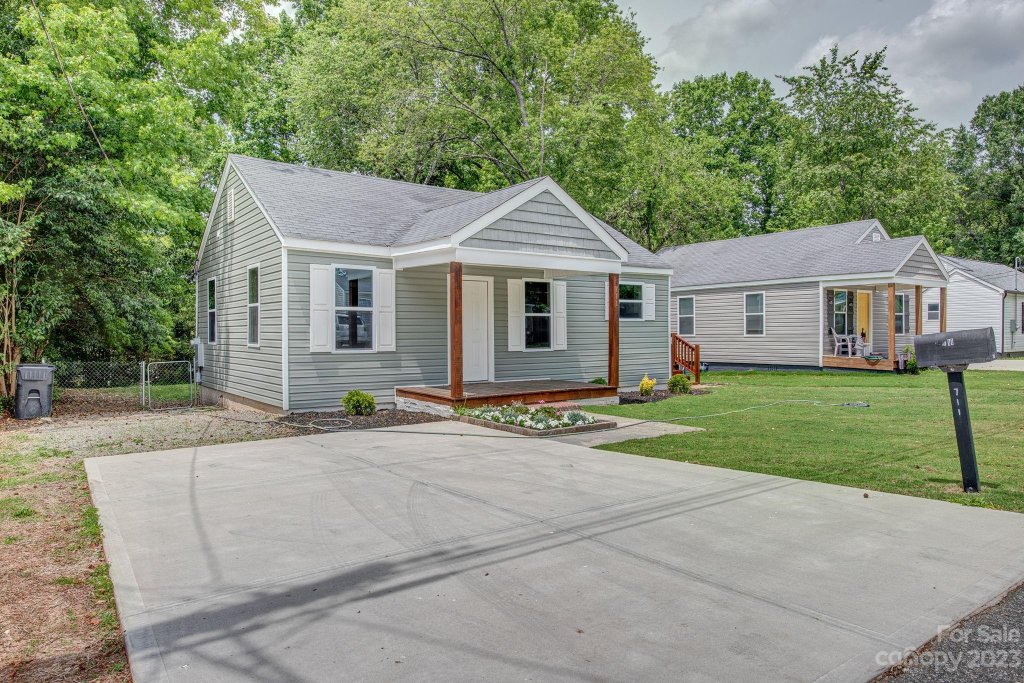 711 N Buckoak Street