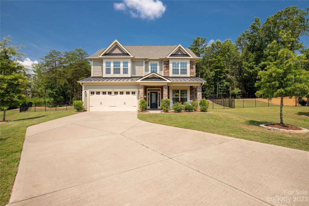 724 Laurel Oaks Court