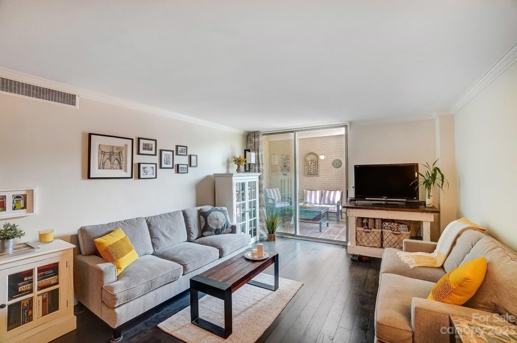 1300 Queens Road 212