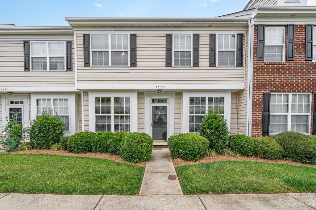 7572 Bluff Point Lane