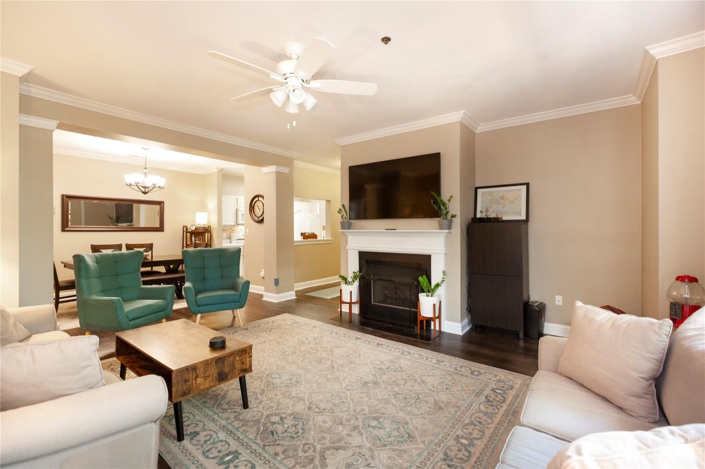 5601 Fairview Road 19