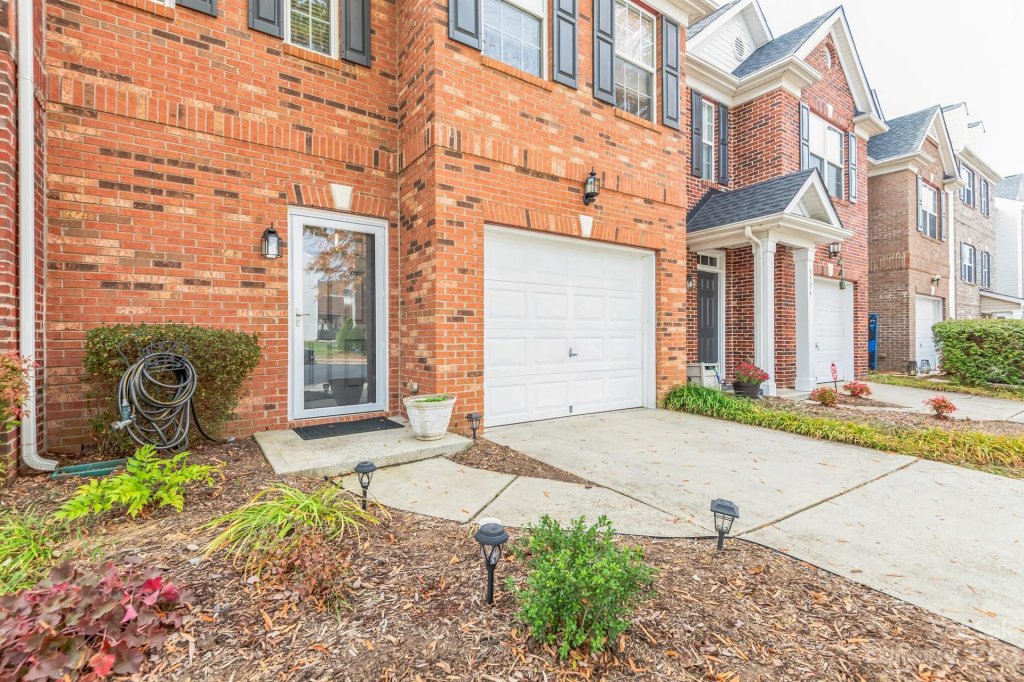 9598 Walkers Glen Drive