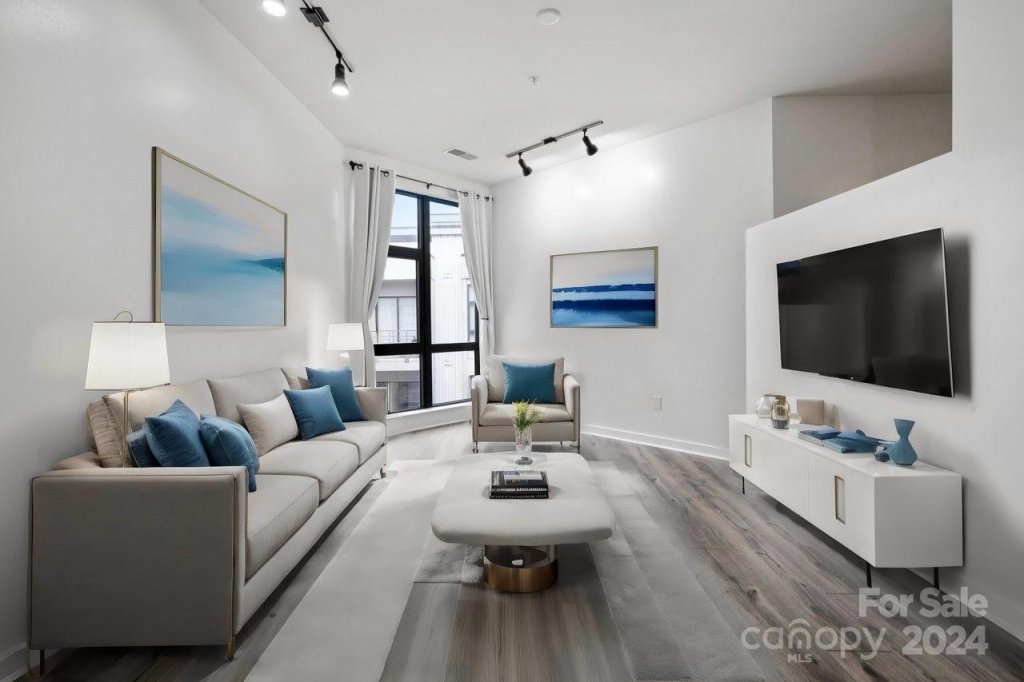 525 E 6th Street 407