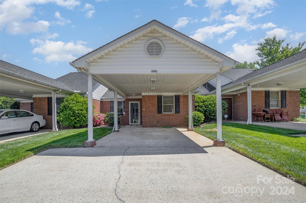 19932 Oak Leaf Circle