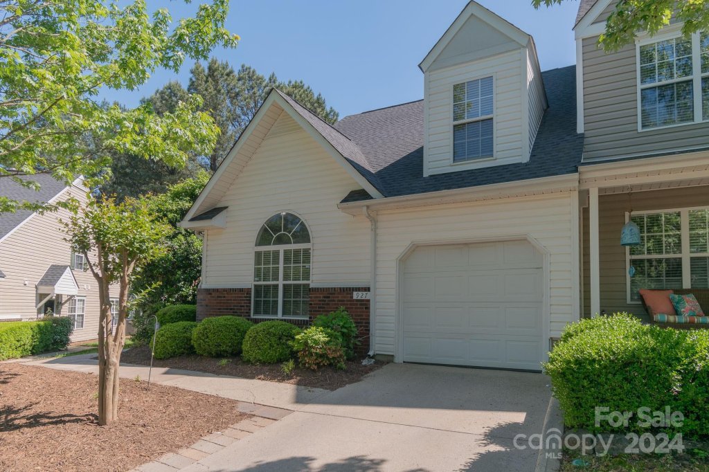 927 Sparrows Nest Lane