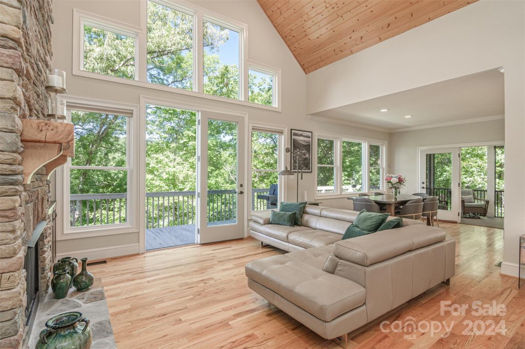 1379 Mountain Parkway