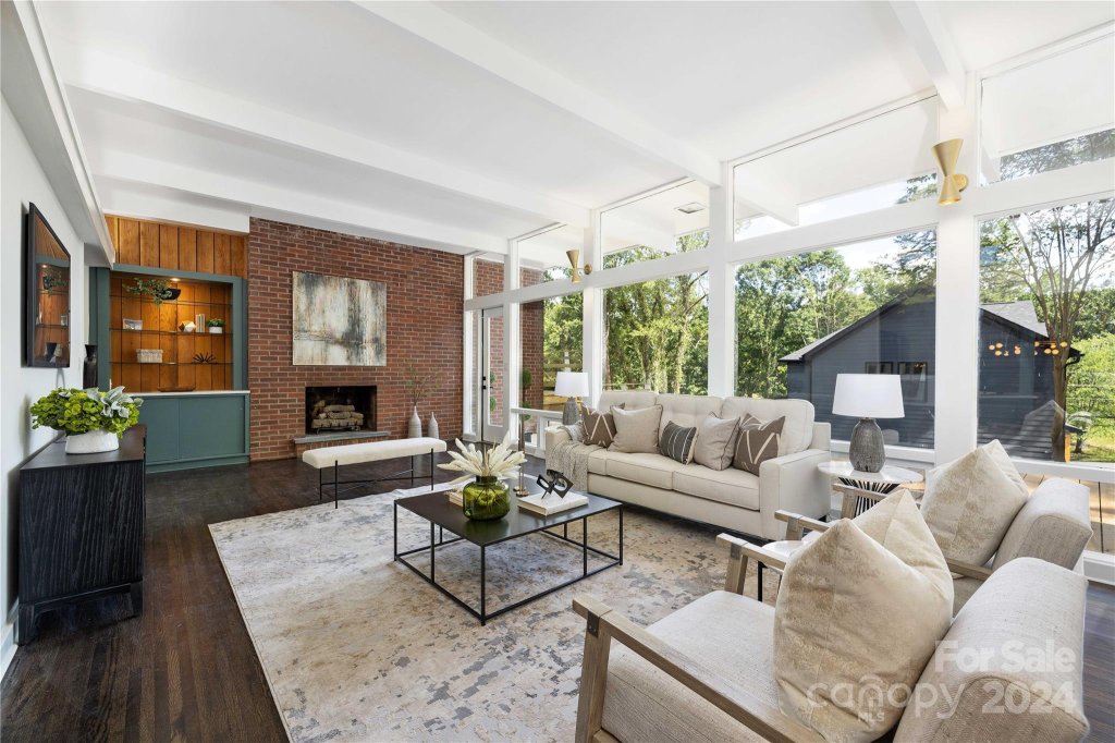 832 Paramount Circle