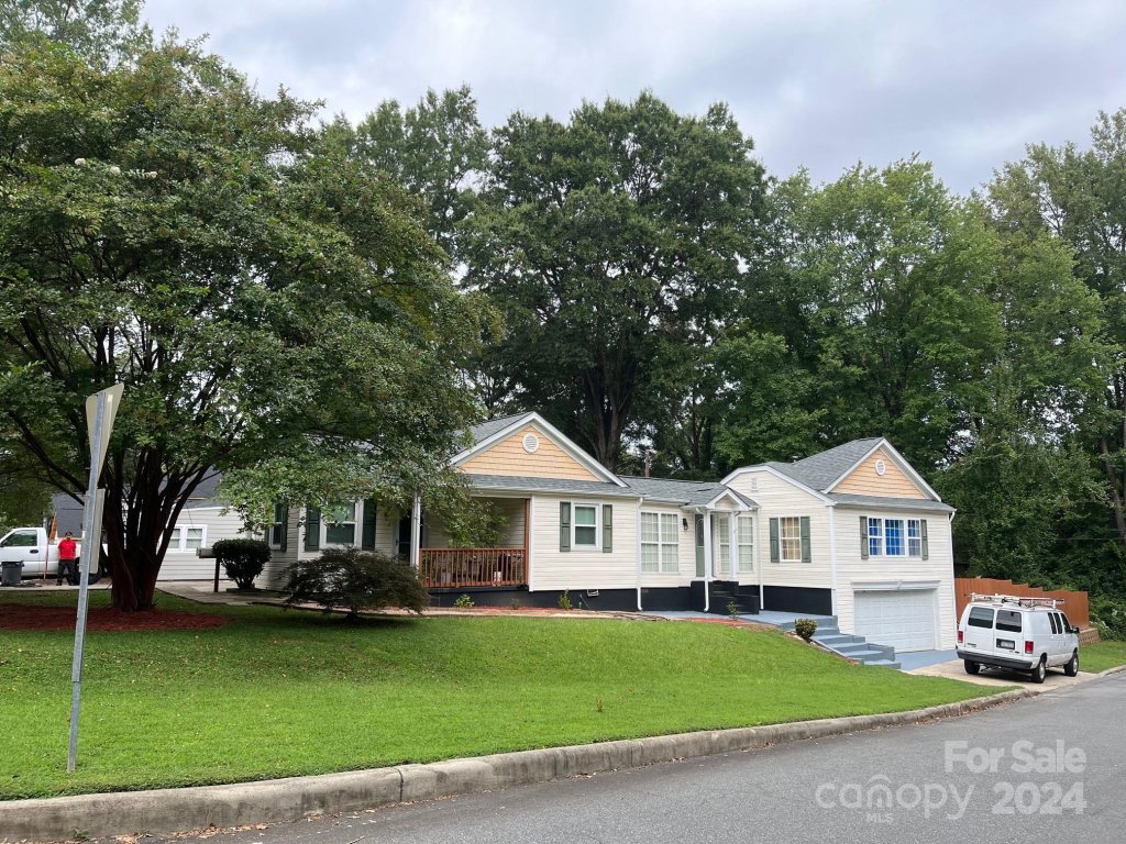 Country Club Hills, Charlotte community