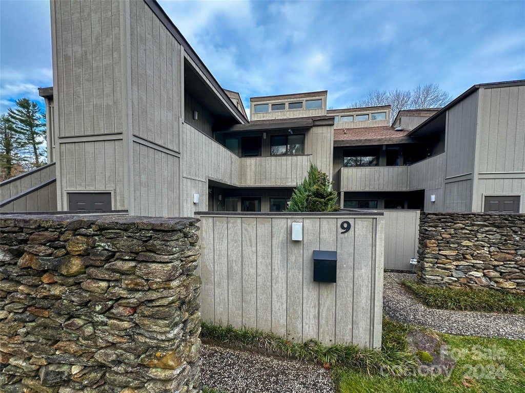 9 Lakemoor Lane