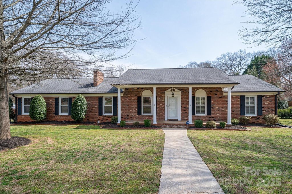 104 N Hawthorne Street