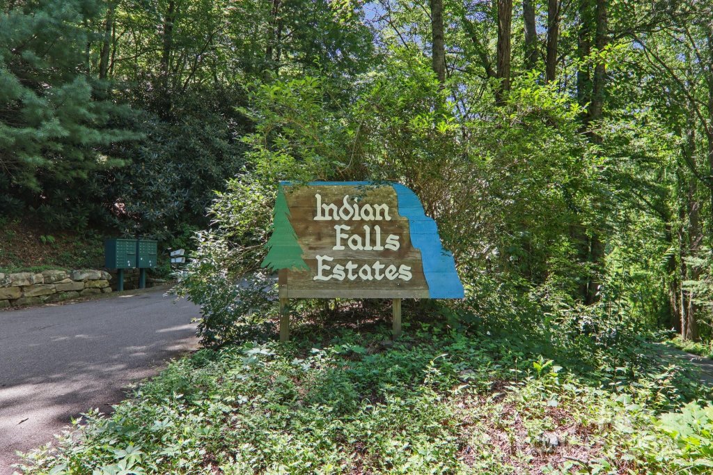 Indian Falls Estates, Asheville community