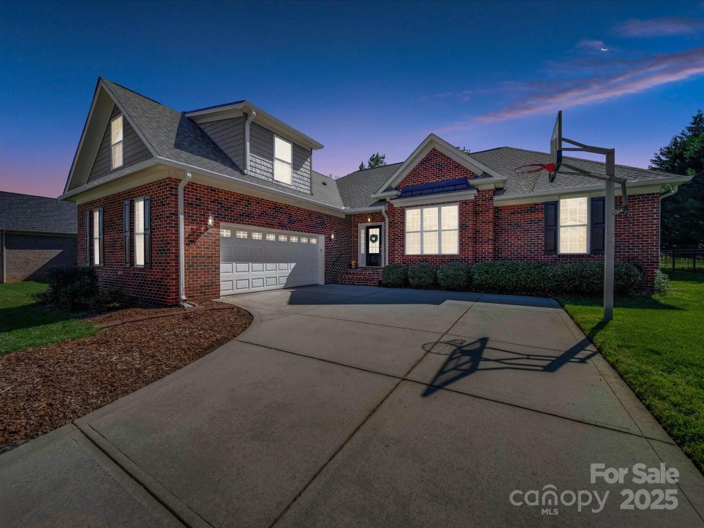 108 Avaclaire Way