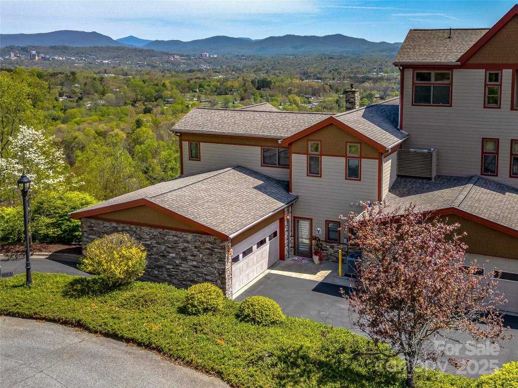 4 Chimney Crest Drive E