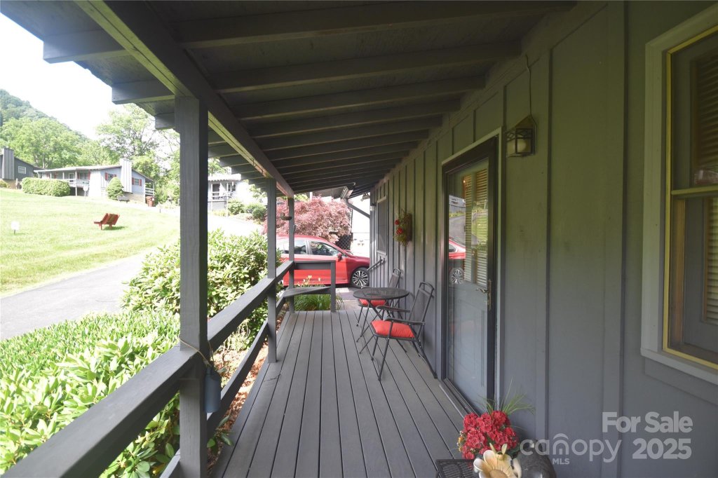 Raven Ridge, Maggie Valley community