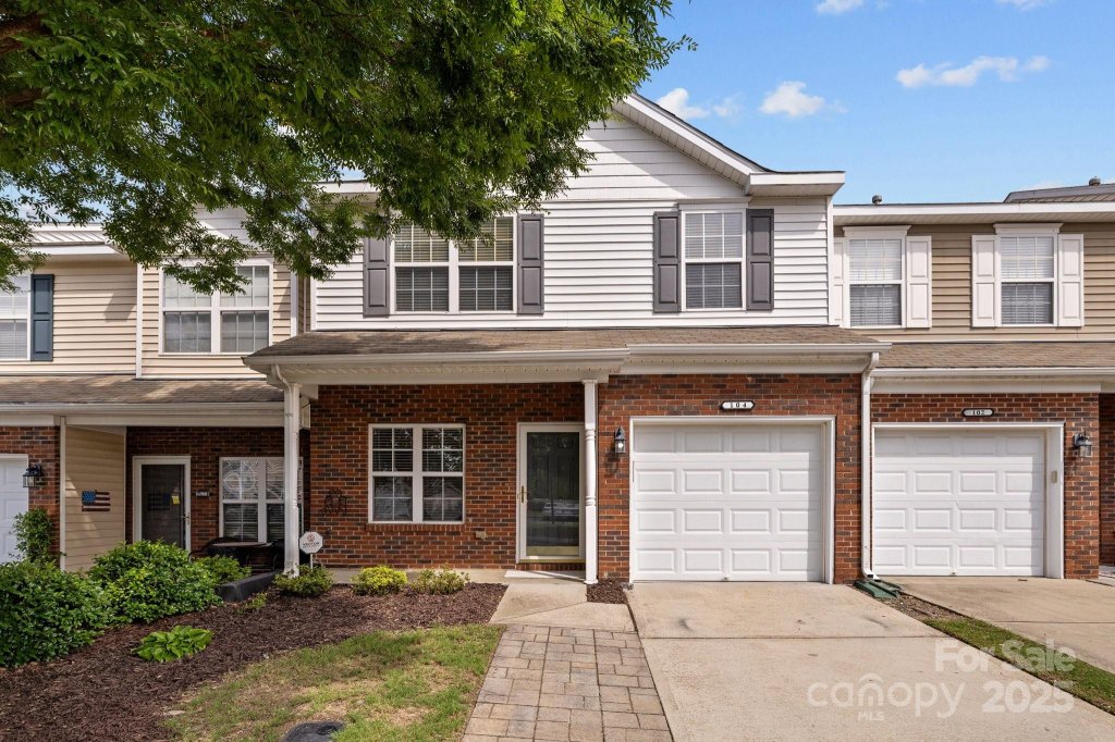 104 Clydesdale Court