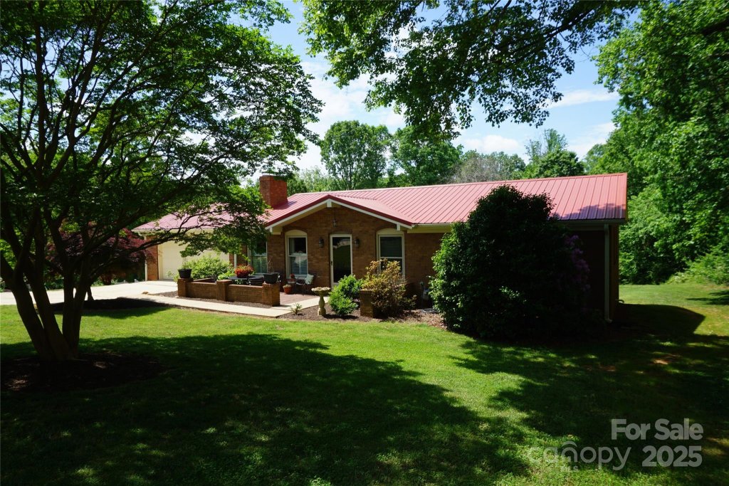 1933 Woodridge Drive