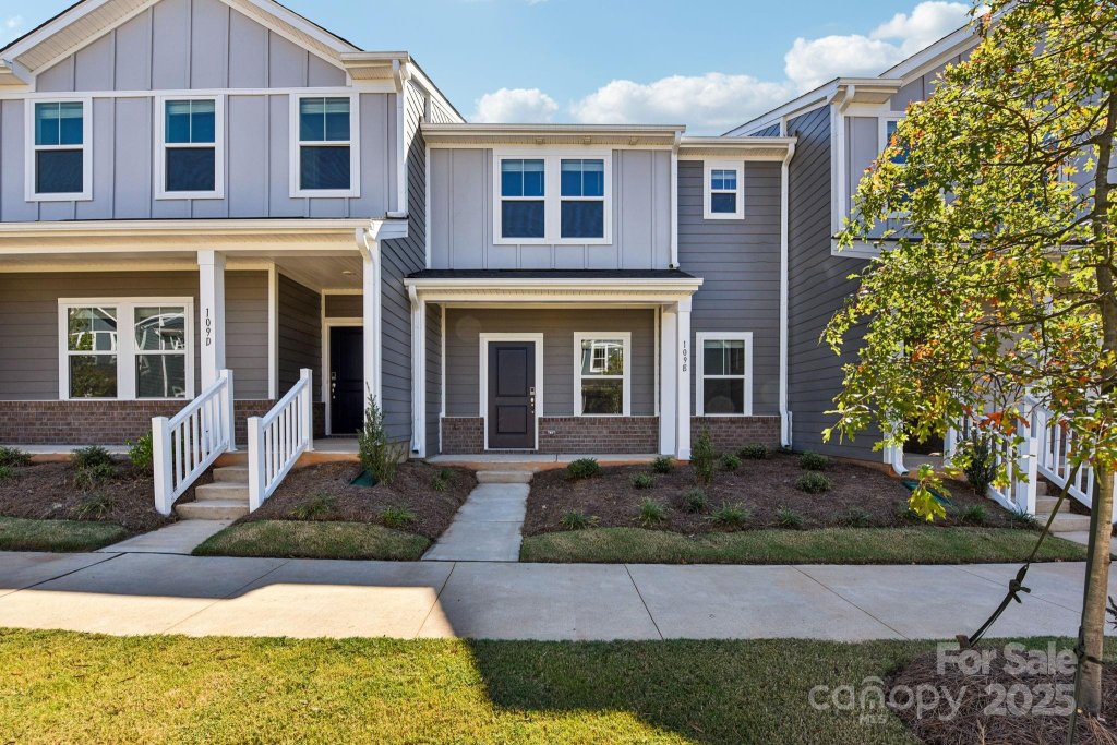 109 Ciara Place E