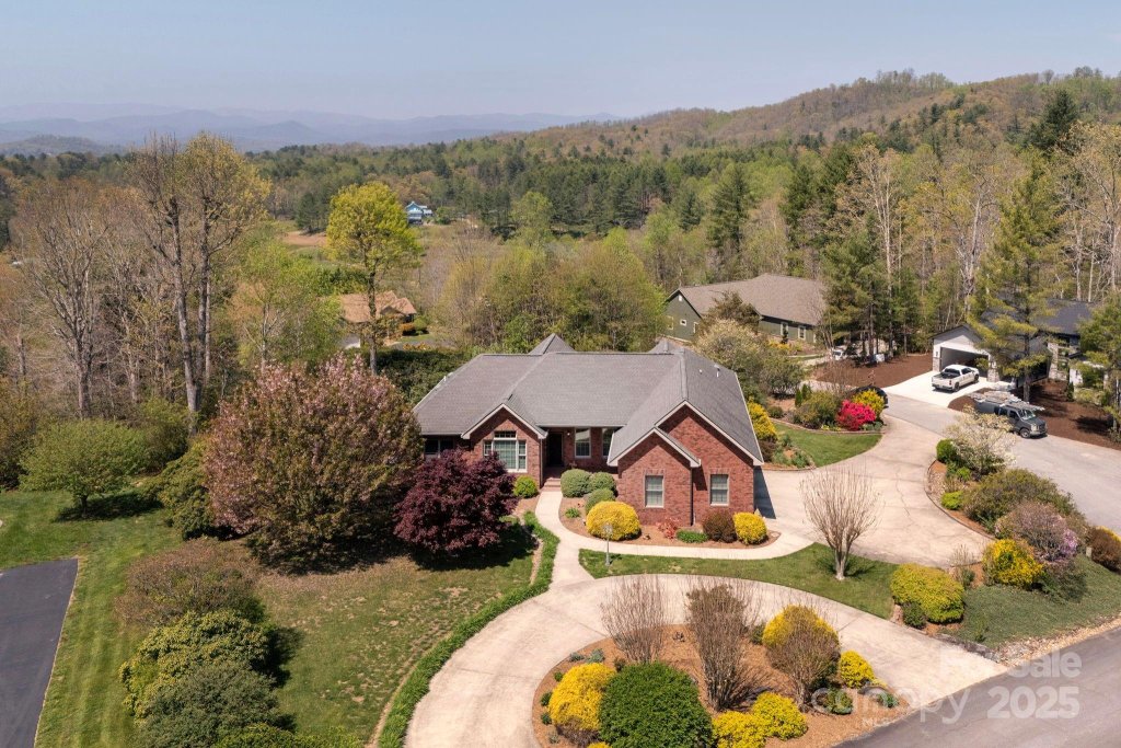 Laurel Oaks, Hendersonville community