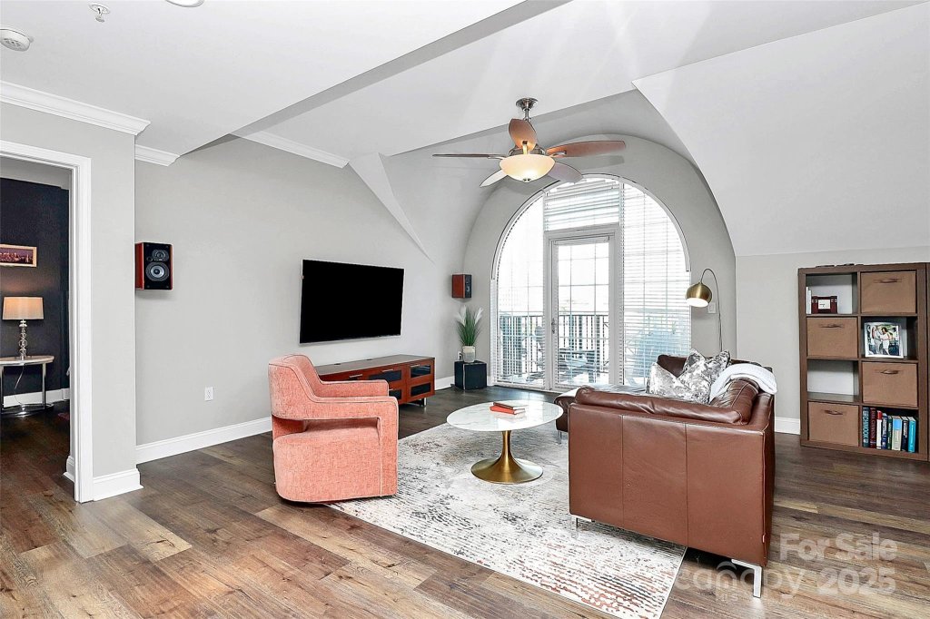 300 W 5th Street 644