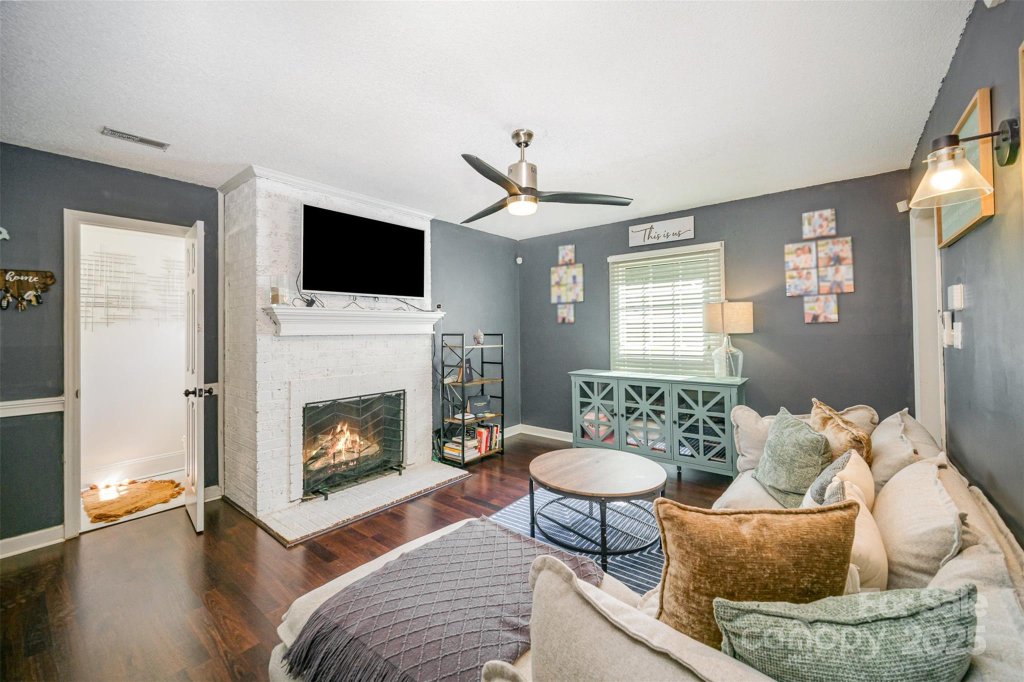 3016 Heathcroft Court