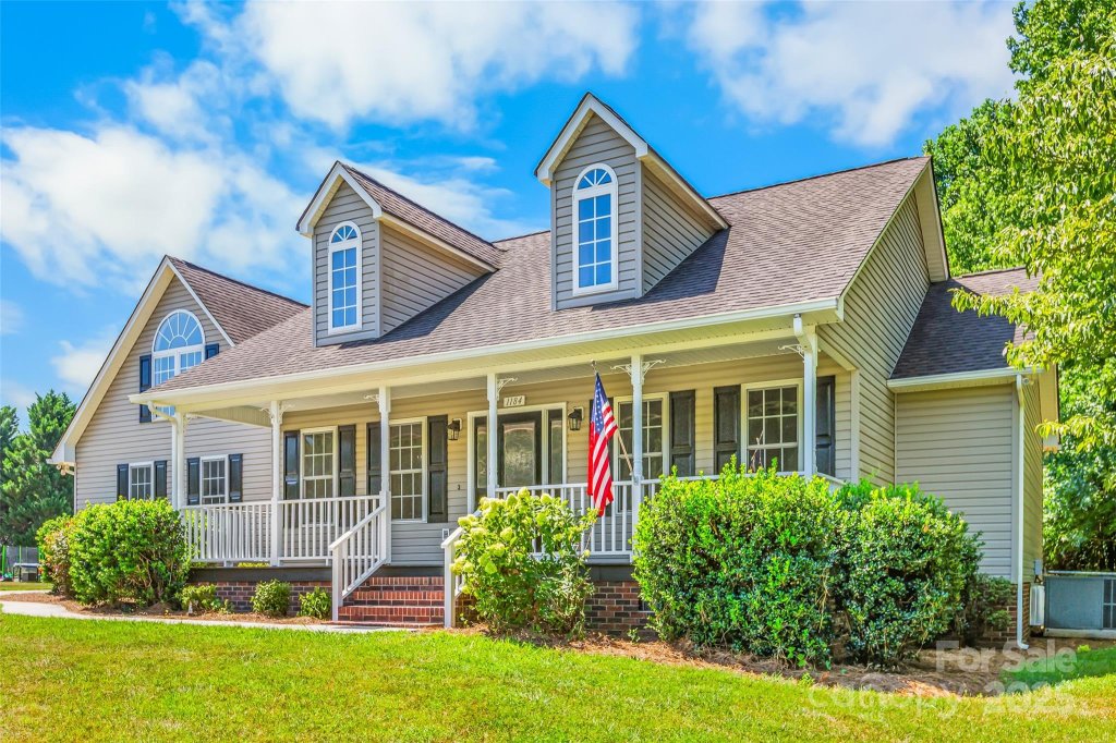 1184 Kingsway Drive
