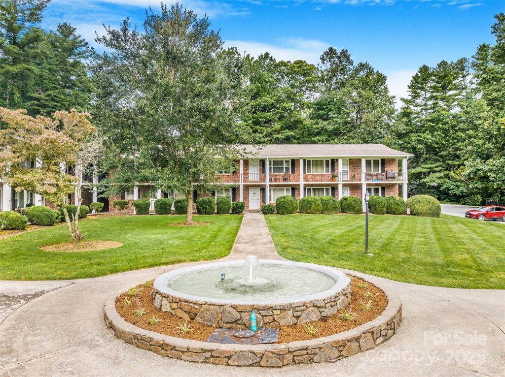 Flat Rock Manor, Flat Rock community
