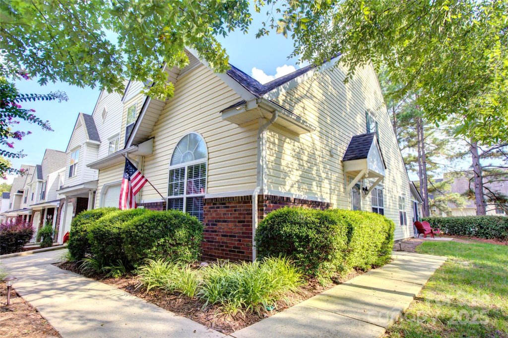 951 Sparrows Nest Lane