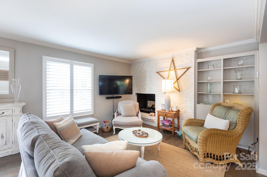 Trianon, Charlotte community