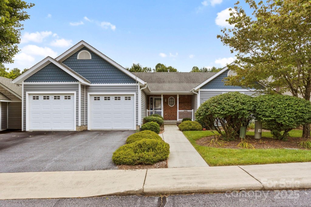 Charlestown Place, Hendersonville community