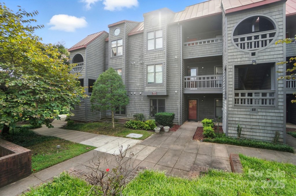 Lakeshore Village, Charlotte community