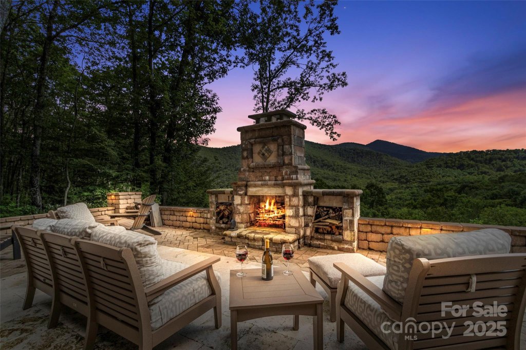 The Ridge Tops Of Hawks Nest, Burnsville community