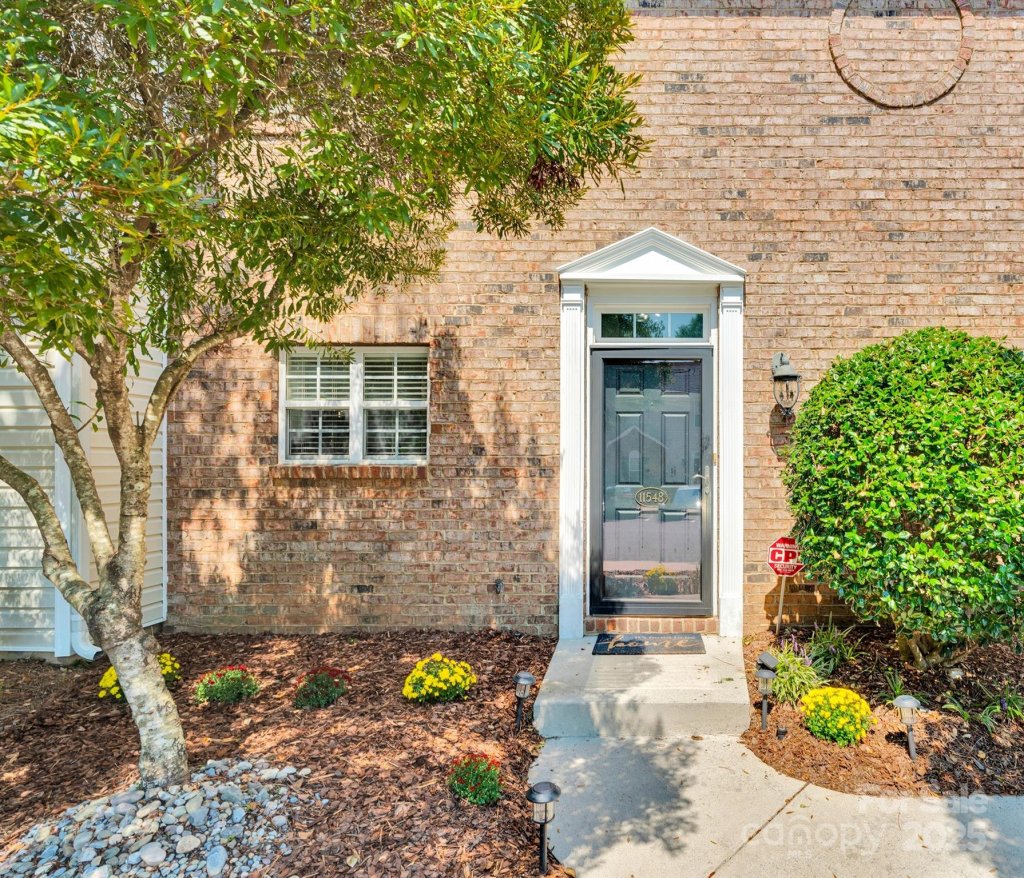 Savannah Townhomes, Charlotte community