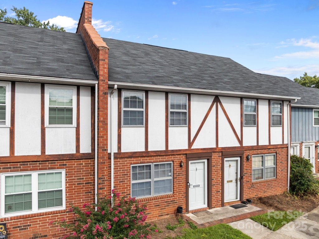 1300 Larchmont Place 208