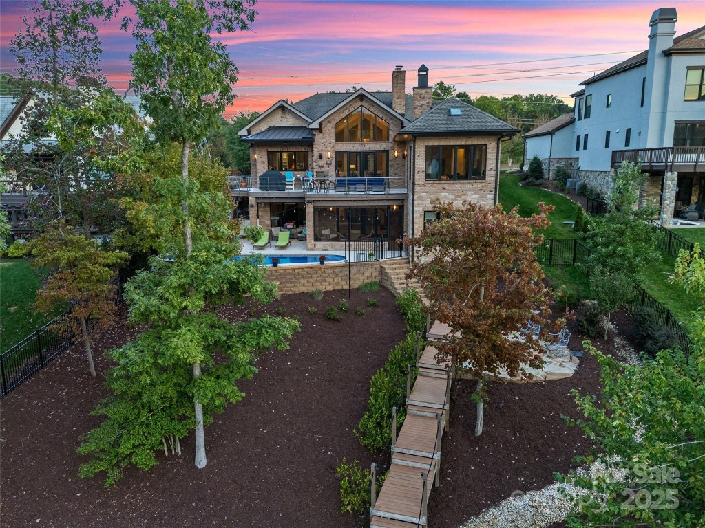 Reflection Pointe, Belmont community