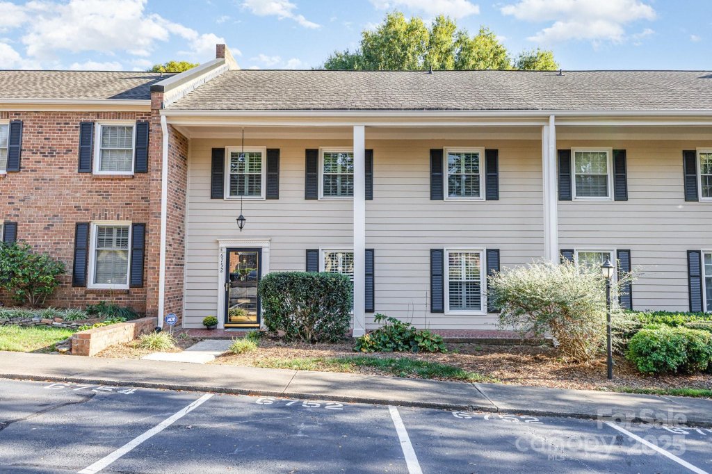 6752 Constitution Lane