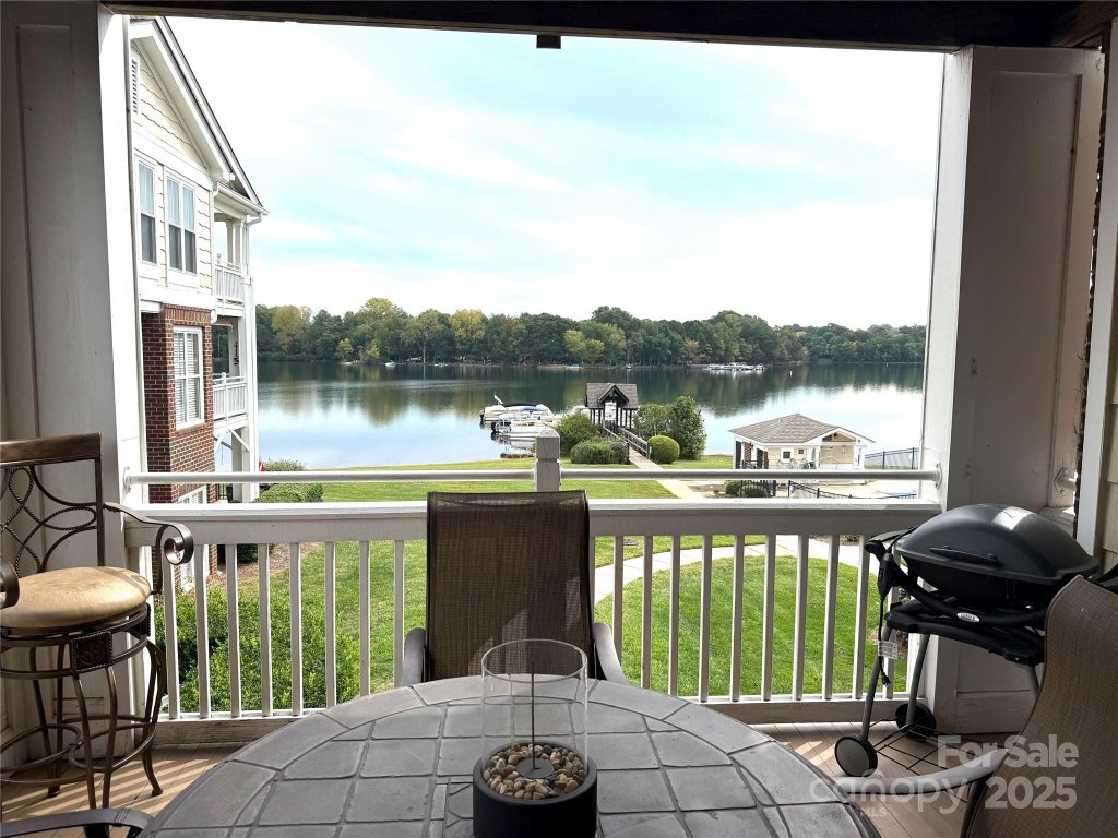 Spinnaker Point, Davidson community