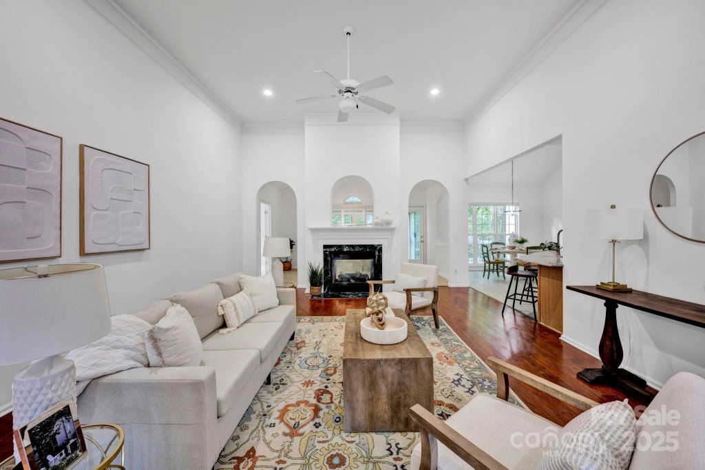 1729 Turning Leaf Court