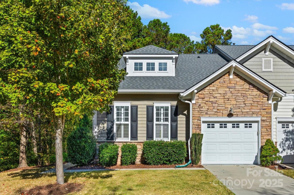 Calloway, Tega Cay community