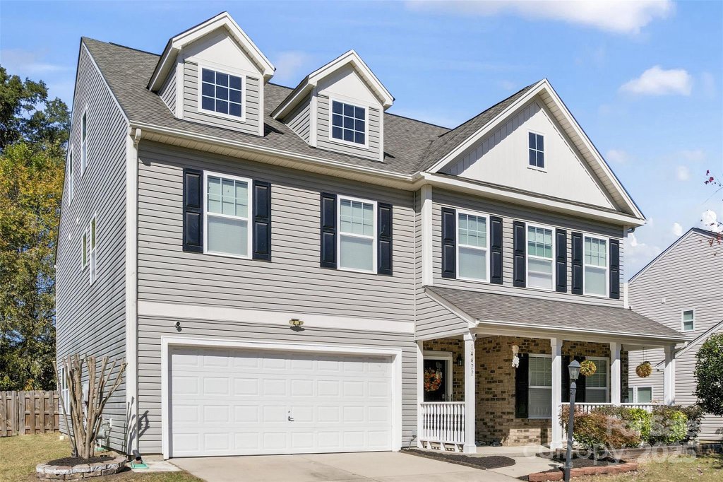 Waterlyn, Charlotte community