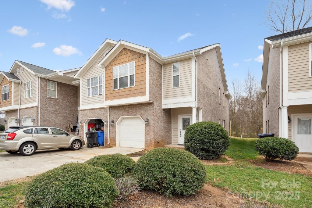 Sherman Oaks, Mooresville community