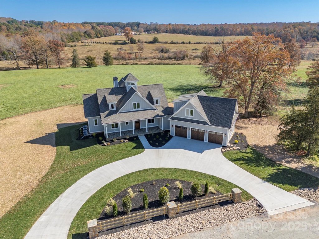 Mountain Meadows, Tryon community