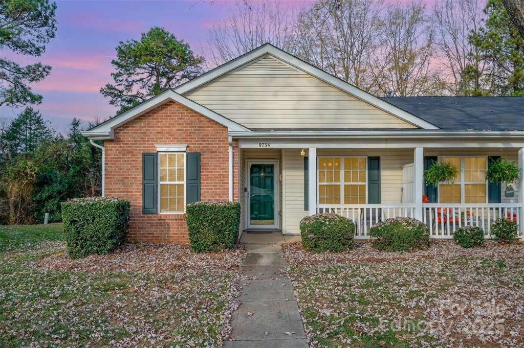 Harriswood, Charlotte community