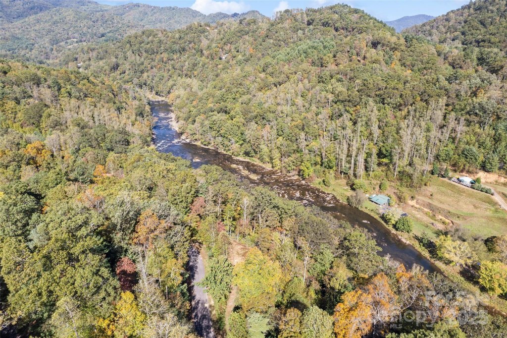 River Woods, Waynesville community