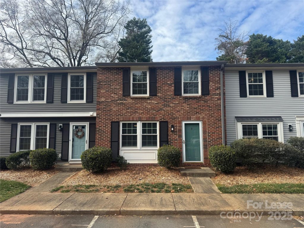 Pines At Woodlawn, Charlotte community