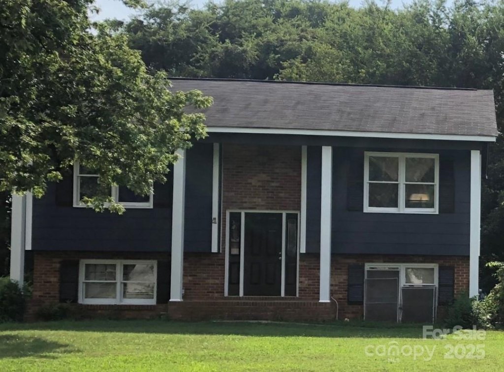 Woodford Green, Charlotte community