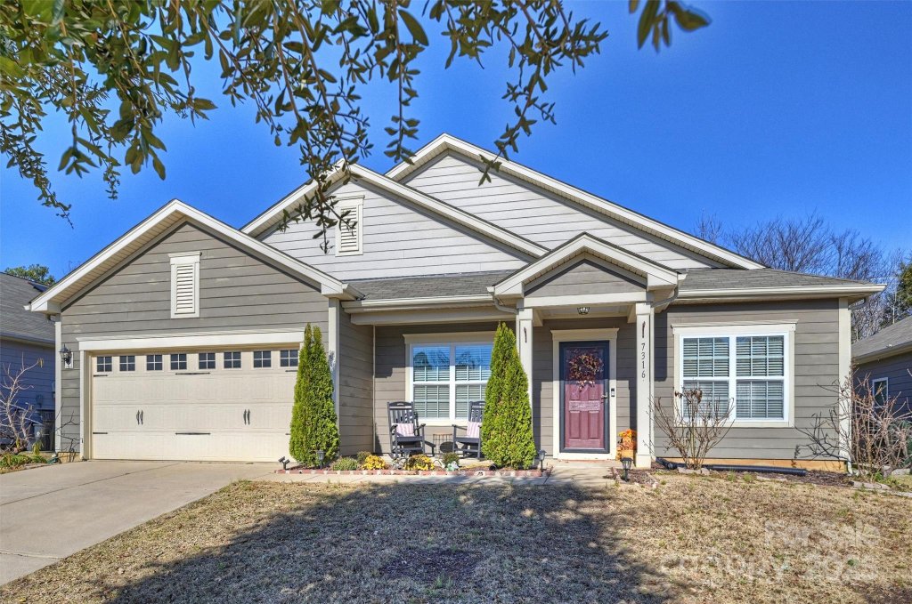 Clarabella, Charlotte community