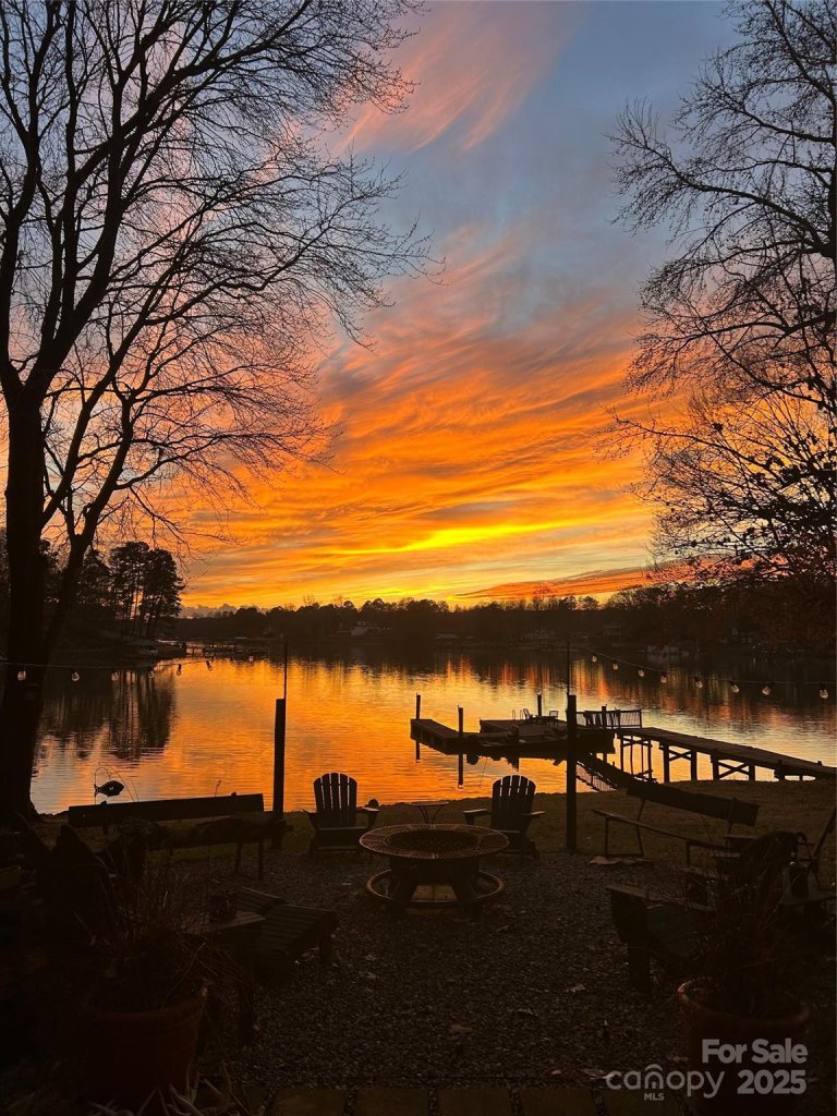 Shady Cove, Troutman community