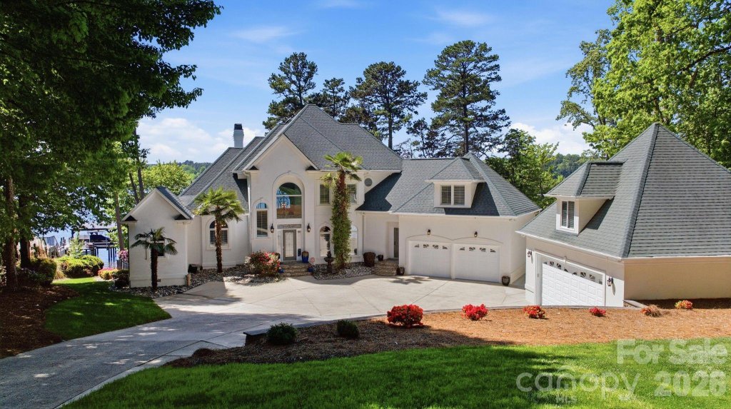 Pinnacle Shores, Mooresville community