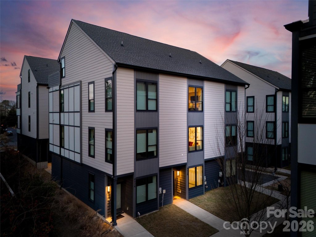 Bronson Square, Charlotte community